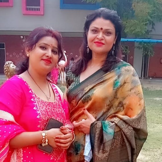 Eine Frau näht mit einer Nähmaschine und konzentriert sich auf ihre Arbeit.