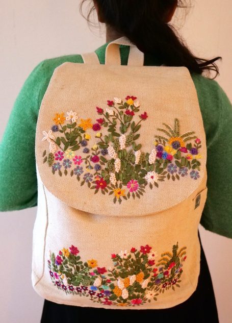 Beige Rucksack mit bunten Blumenstickereien mit Seidenband